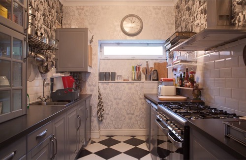 Liverpool House | *Elegant Spacious Holiday Home in private park*