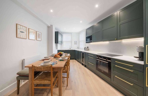 Royal Borough of Kensington and Chelsea Apartment | Elegant split level High St Ken Apt with Terrace