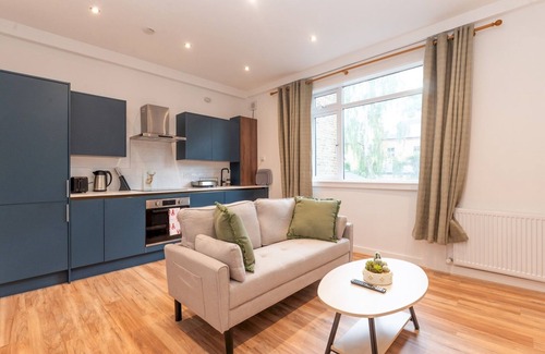 Twickenham Riverside Apartment | Elegant St Margarets 1BR near Transport, London | Pass the Keys