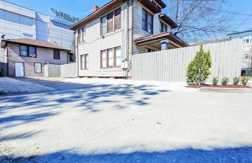 Neartown Cabin | Elegant Studio Montrose-Amalfi @ The ItalianPlaza