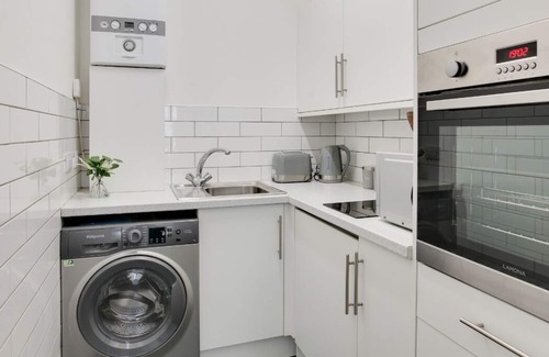 Southend-on-Sea Apartment | Elegant & Stylish Studio City Centre Nr High Street by Luxiety Stays