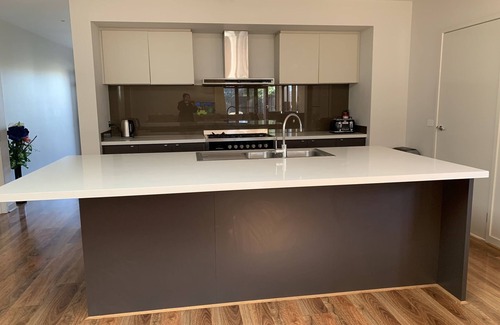 Truganina House | Elegant & Stylish 5BR W/Free Parking and WIFI
