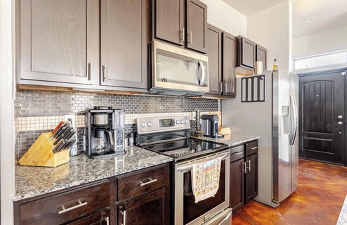 Edmond House | Elegant Townhome w/Rooftop Jacuzzi & Private Gym - downtown Edmond