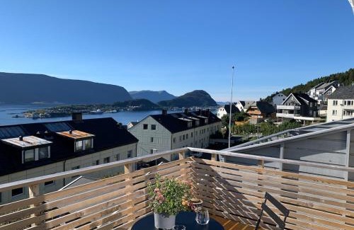Alesund Apartment | Elegant Townhouse, Breathtaking Views and Free Parking