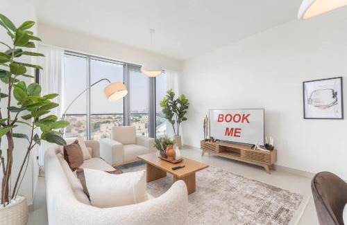 Al Safa Apartment | Elegant unit in Al Wasl sleeps 4 with Canal Views