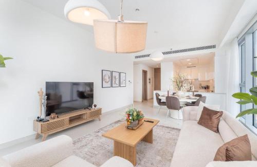 Al Safa Apartment | Elegant unit in Al Wasl sleeps 4 with Canal Views