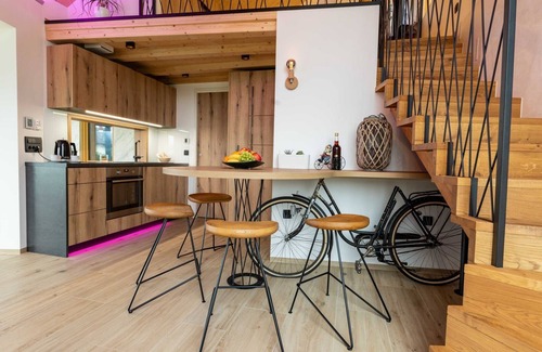 Sencur House | Elegant Warm Bliss Hideaway Escape Lodge - Holiday Home with Hot-Tub and Sauna