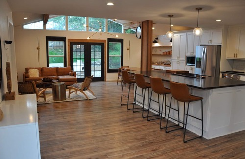 Woodway House | Elegantly Designed Mid-Century Modern Home Near Magnolia