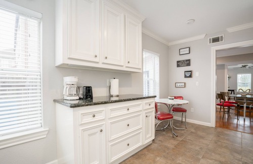 South Central Houston House | Elegantly Renovated Historic Colonial Home Texas Medical Center/Museum District