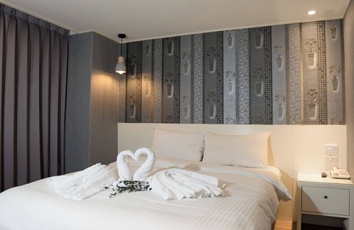 East District House | ElEnce Hotel