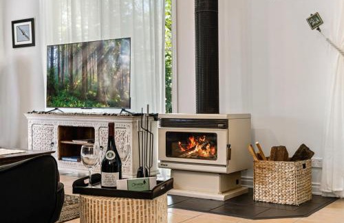 Montville House | ELEVATA VILLA Luxe Spa Jacuzzi - Wood Fire - Claw Bath - Pet Friendly