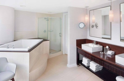 North Rosslyn Hotel | Elevated Stay | Riverfront Dining. Fitness Gym.