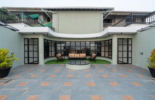 Saipem Apartment | ELIVAAS 1 BHK with Rooftop Pool - Kamerios Skye