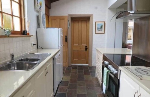 North Hobart House | Eliza Historic Cottage close to CBD with car park.