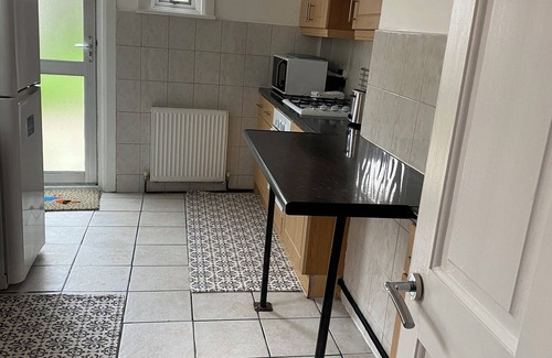 Valentines House | Elizabeth Line 3 Bedrooms Garden Home