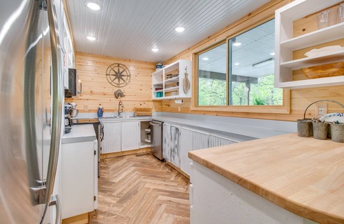 Elizabeth House | Elizabeth Vacation Rental w/Private Hot Tub!