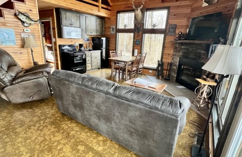 Bryant Cabin | Elk Ridge with a private hot tub!