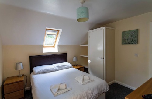Farley Cabin | Ellastone; woodland lodge for 8 with hot tub, log burner, BBQ, near Alton Towers
