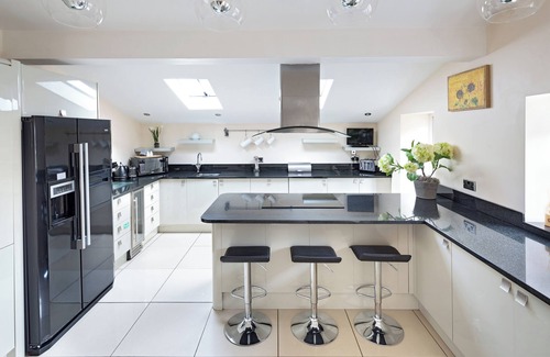 Alfreton House | Elliott House - 4 bedroom property with hot tub