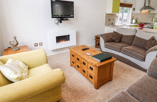 Longhope Cottage | ELM LODGE, family friendly, with a garden in Glasshouse