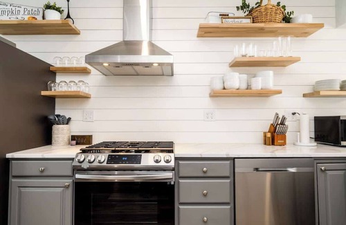 Three Oaks House | Elm St Retreat - 3 Min walk to Downtown Three Oaks