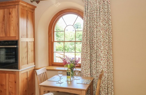 Longnor Apartment | ELMWOOD, romantic, luxury holiday cottage, with a garden in Longnor