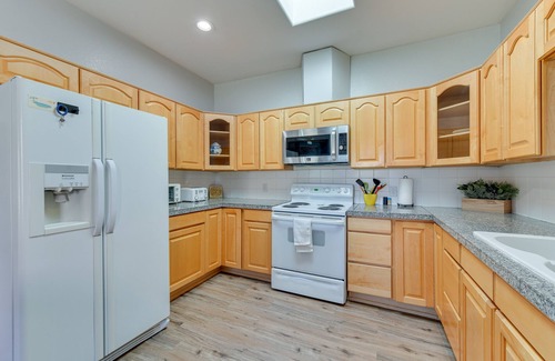 Eleven Mile Corner Apartment | Eloy Vacation Rental w/Community Pool & Courtyard