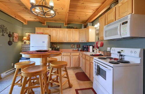 Carbon Hill Cabin | Elwood Loft & Barn: A budget-friendly cabin for 4: Hot tub + 3 horse stalls