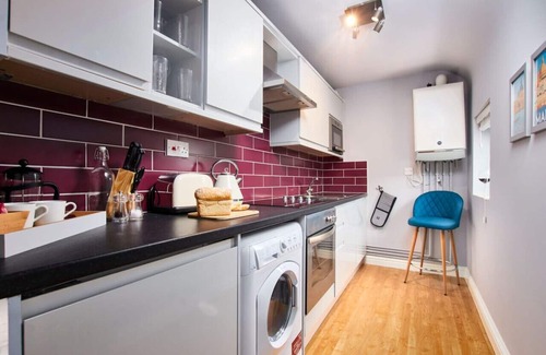 Castle Donington Apartment | EMA Apt. Spacious & Stylish, Health Club Access