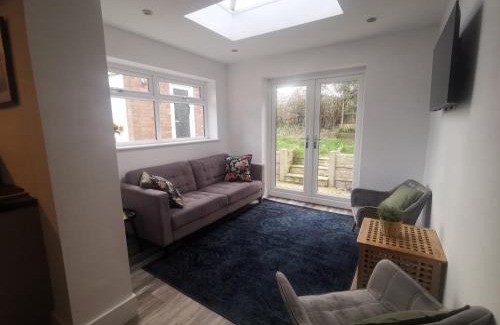 Castle Donington House | EMA, Castle Donnington Circuit contractors group 4 bedrooms 7 bed house-private parking