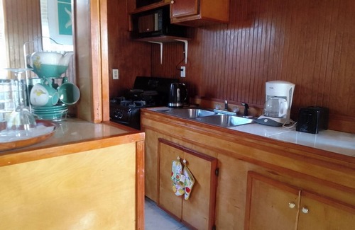 Rolleville House | Embassy Cheerful Waterfront Cottage