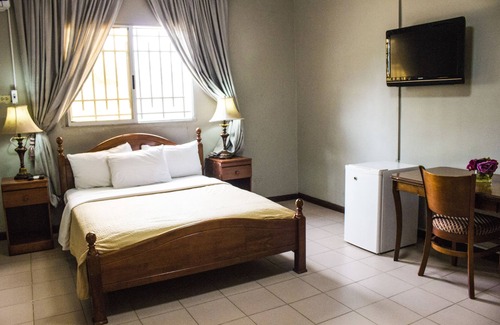 Monrovia Hotel | Embassy Suites Hotels & Restaurant