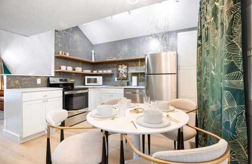 Gravois Mills House | Emerald A Lakefront and Hot Tub