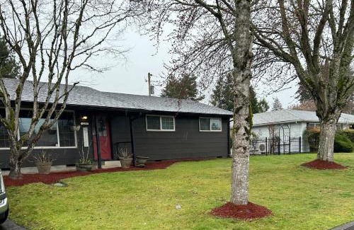 Eugene Apartment | Emerald City 3 Bedroom 1 bath Home