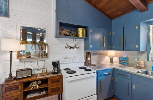 Shreveport Cabin | Emerald Cove Cabin on Emerald Isle -Lake front with Kayaks! Emerald Isle Cabins, Shreveport, La.