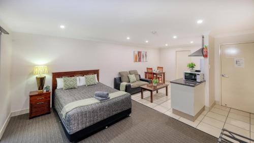 Emerald Hotel | Emerald Gardens Motel & Apartments