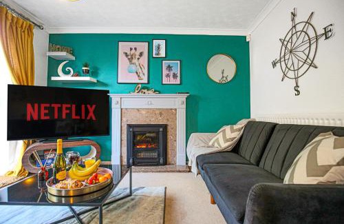 Knowle Sands House | Emerald House - Prime Location - Driveway Parking, Pool Table, Fast Wifi, Self Check-In and Sky TV by Yoko Property