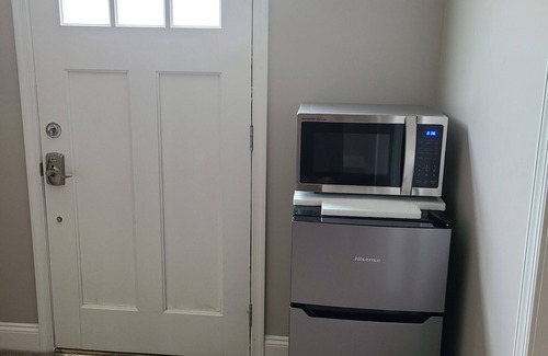 Emmaus Apartment | Emmaus contemporary private entrance guest room