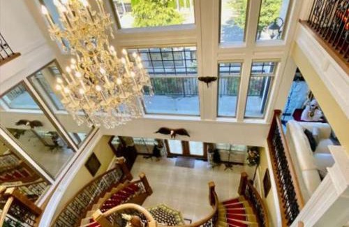 Surrey House | EMPRESS MADANI, Boutique HOTEL