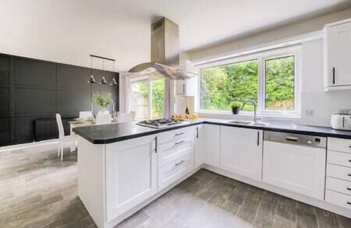 Barnt Green House | Emscote Green Modern 4 Bed Solihull House