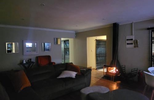 Universitas House | Emzini Guesthouse Universitas