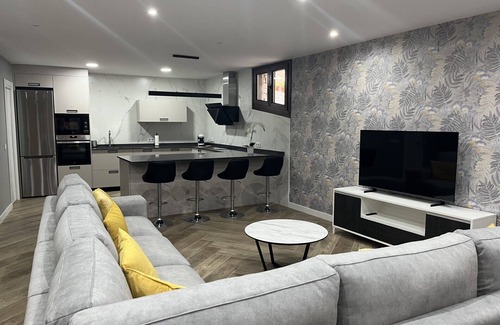 Mombeltran House | En el Centro del Pueblo. Esta Decorada en Estilo Moderno y es Totalmente Nueva