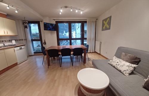 Biescas Apartment | En el pleno centro de Biescas con garaje, ascensor y WiFi