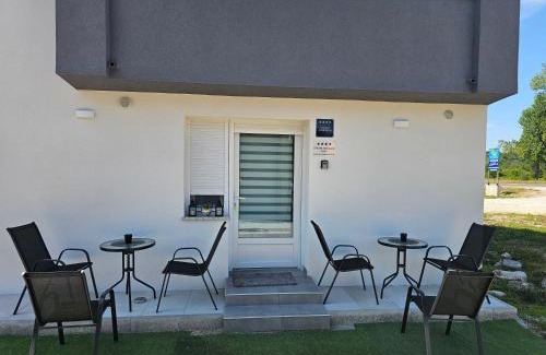 Karlovac Apartment | ENA 1 & 2 -BIG FREE PRIVAT parking - boats vans combi truck etc -cca 2000m2