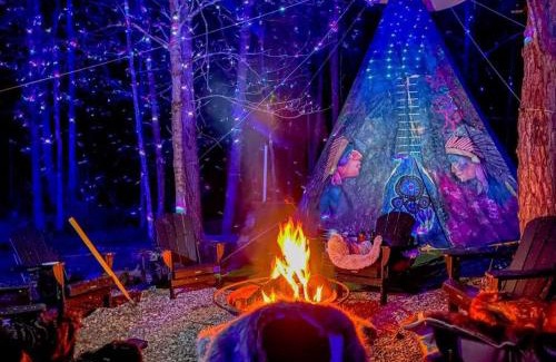 Sevierville House | Enchanted Forest Cabin And Teepee! Lights & Laser Show! Private Hot Tub! Unique Stay!