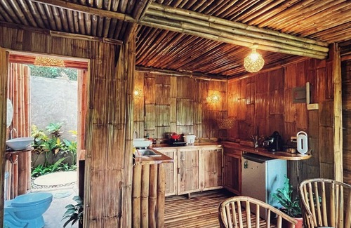 Lazi Cabin | Enchanted River cabin with private garden and kitchen