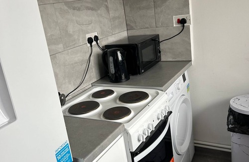Chase Apartment | Enchanting Enfield Studio free parking
