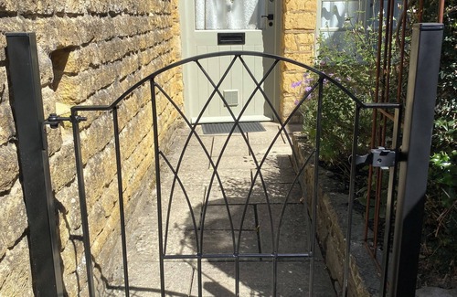 Bourton Cottage | Enchanting Grade II listed,Log Burner,allocated parking,town centre but secluded