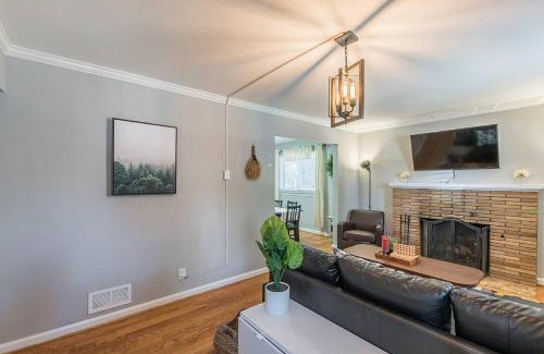 Potomac West House | Enchanting historic townhouse by CozySuites