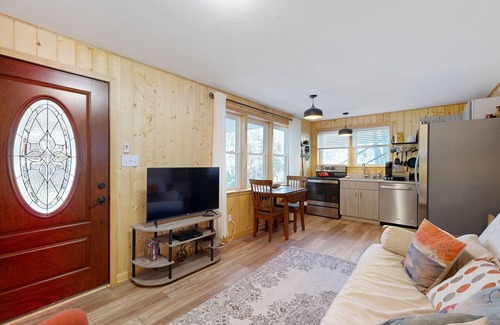 Lake Junaluska House | Enchanting lakeside retreat with community pool, tennis, deck & dog-friendly